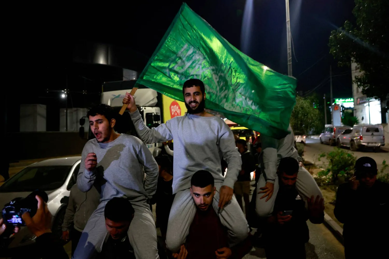 أسرى فلسطينيون مفرج عنهم من السجون الإسرائيلية (رويترز)