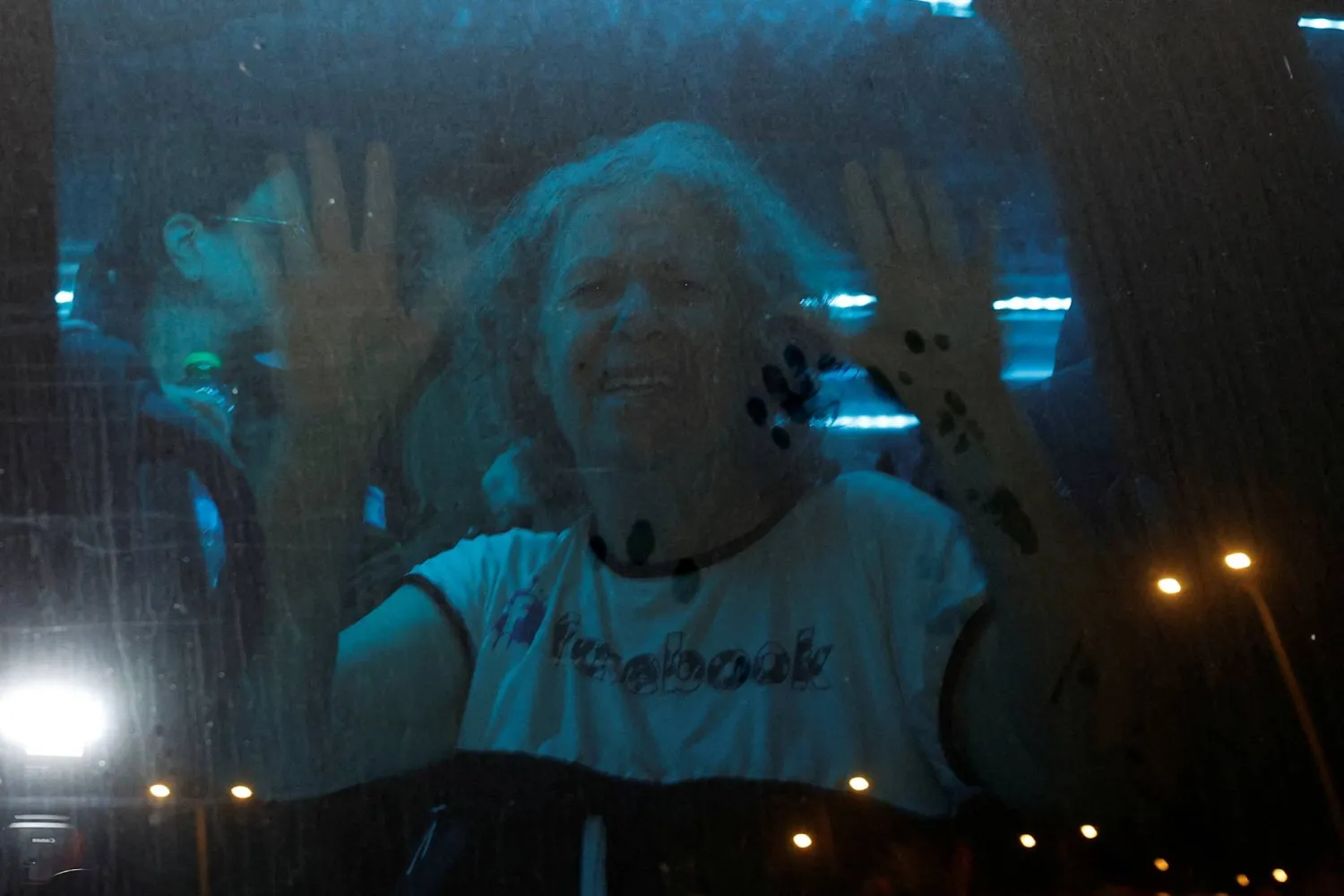 الأسيرة الإسرائيلية المفرج عنها أفيفا أدريان  (62 عامًا) تلوح فرحاً أثناء نقلها من قبل الصليب الأحمر 26 نوفمبر 2023. (رويترز)