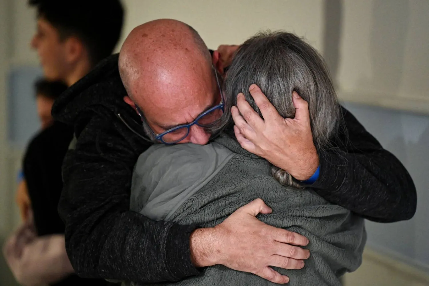 الأسيرة الإسرائيلية المفرج عنها شارون هرتزمان أفيغدوري تحتضن زوجها بعد إطلاق سراحها في 26 نوفمبر 2023 (أ.ف.ب)