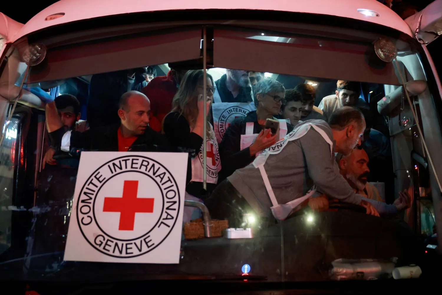 حافلة لـ«الصليب الأحمر» تحمل أسرى فلسطينيين مفرجاً عنهم من السجون الإسرائيلية (رويترز)