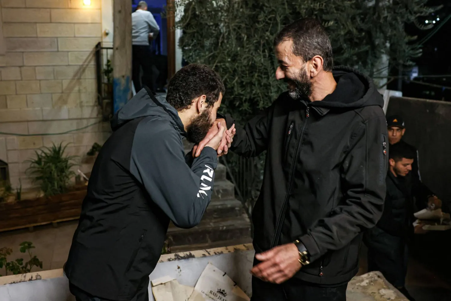 الأسير الفلسطيني خليل العور يعود إلى منزله في القدس الشرقية بعد إفراج إسرائيل عن 39 فلسطينيا في إطار صفقة تبادل المحتجزين مع «حماس» 26 نوفمبر 2023 (أ.ف.ب)