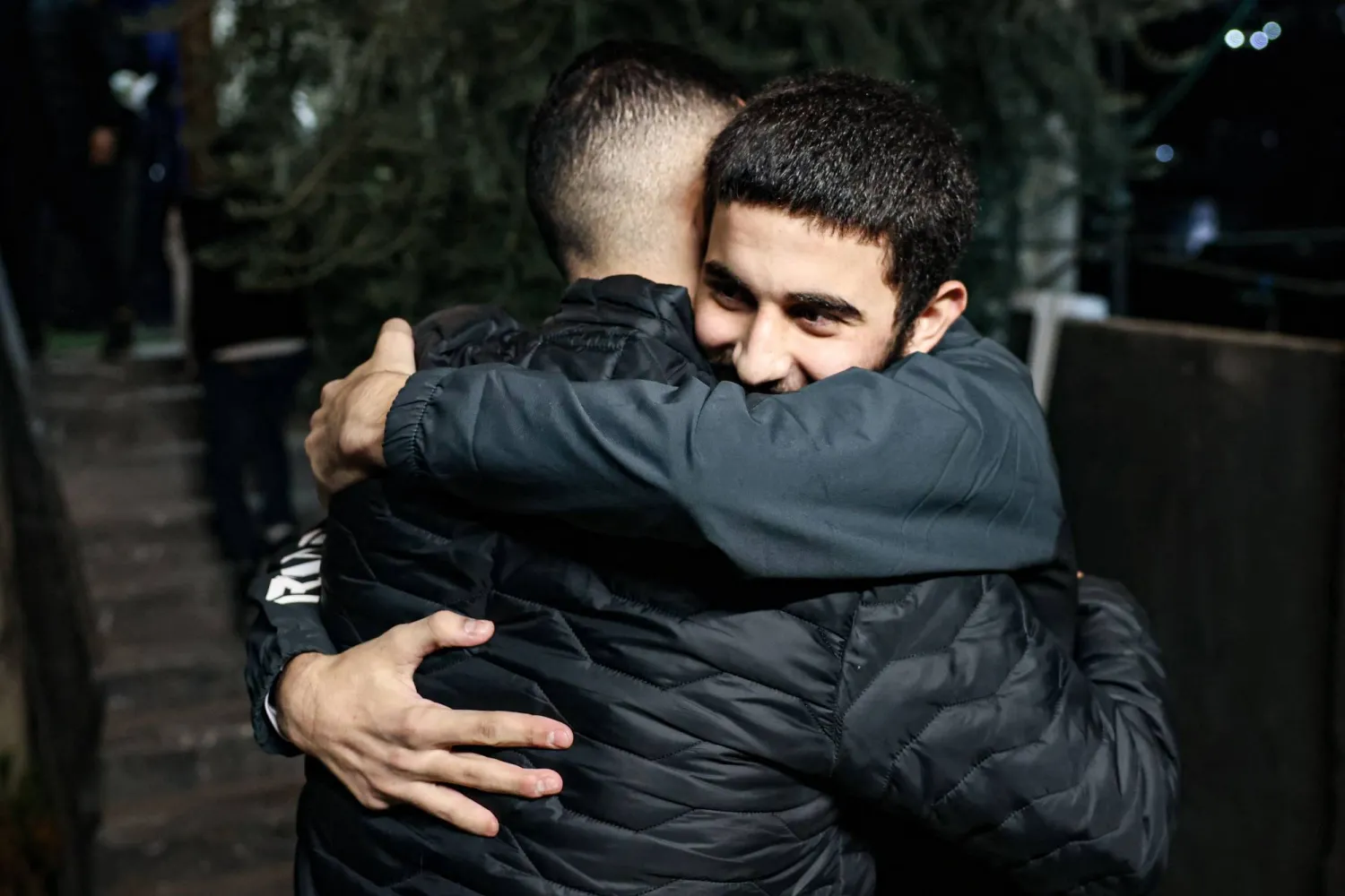 الأسير الفلسطيني خليل العور يعود إلى منزله في القدس الشرقية بعد إفراج إسرائيل عن 39 فلسطينيا في إطار صفقة تبادل المحتجزين مع «حماس» 26 نوفمبر 2023 (أ.ف.ب)