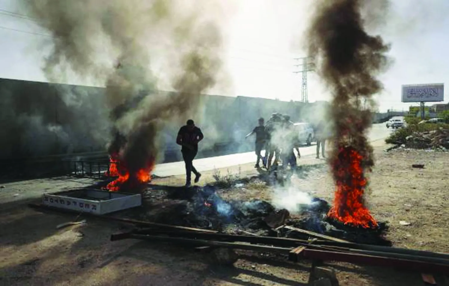 أرشيفية لحرق إطارات سيارات قرب مخيم الجلزون (أ.ف.ب)