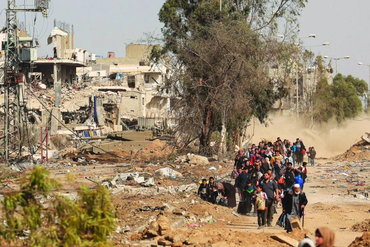 
فلسطينيون يفرون من شمال غزة إلى جنوبها أمس عشية آخر أيام الهدنة (أ.ف.ب )... وفي الإطار نتنياهو يزور القوات الإسرائيلية داخل القطاع (د.ب.أ)