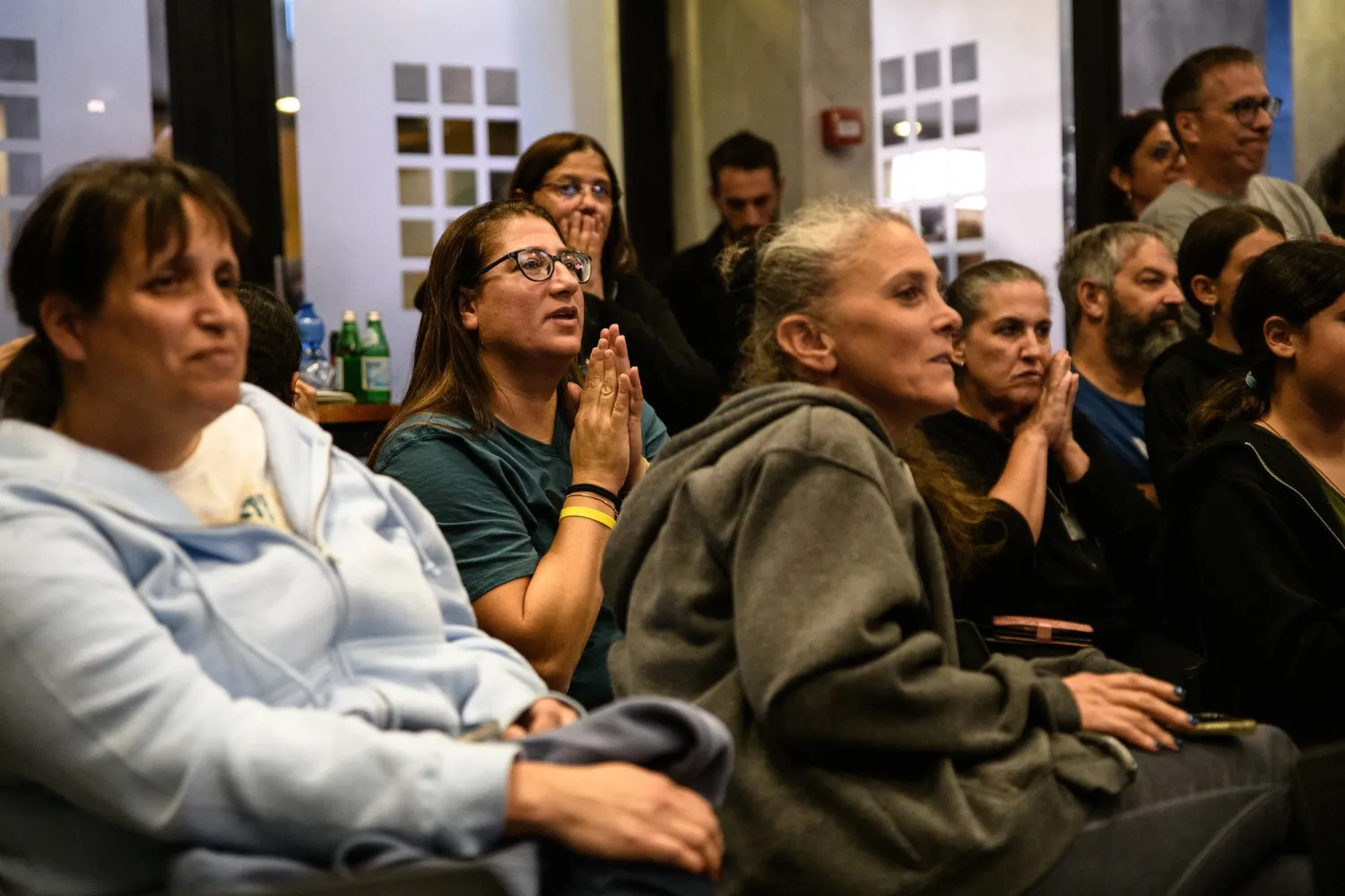 أعضاء من كيبوتس كفر عزة يتجمعون للقاء نساء وأطفال الكيبوتس الذين أُطلق سراحهم من أَسر «حماس» (د.ب.أ)