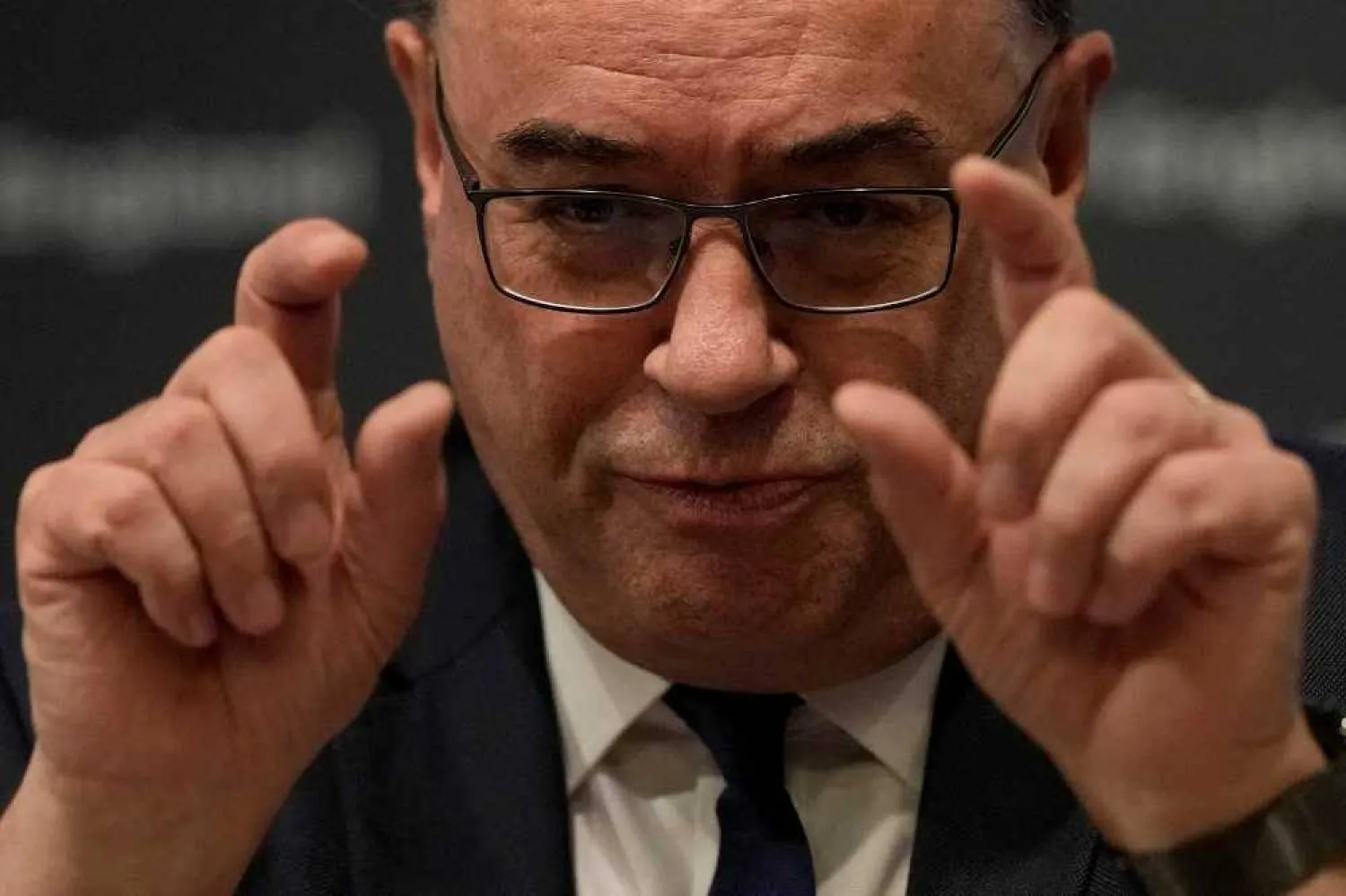 محافظ بنك إنجلترا المركزي أندرو بيلي يقول إنه من السابق لأوانه تخفيض أسعار الفائدة (رويترز)