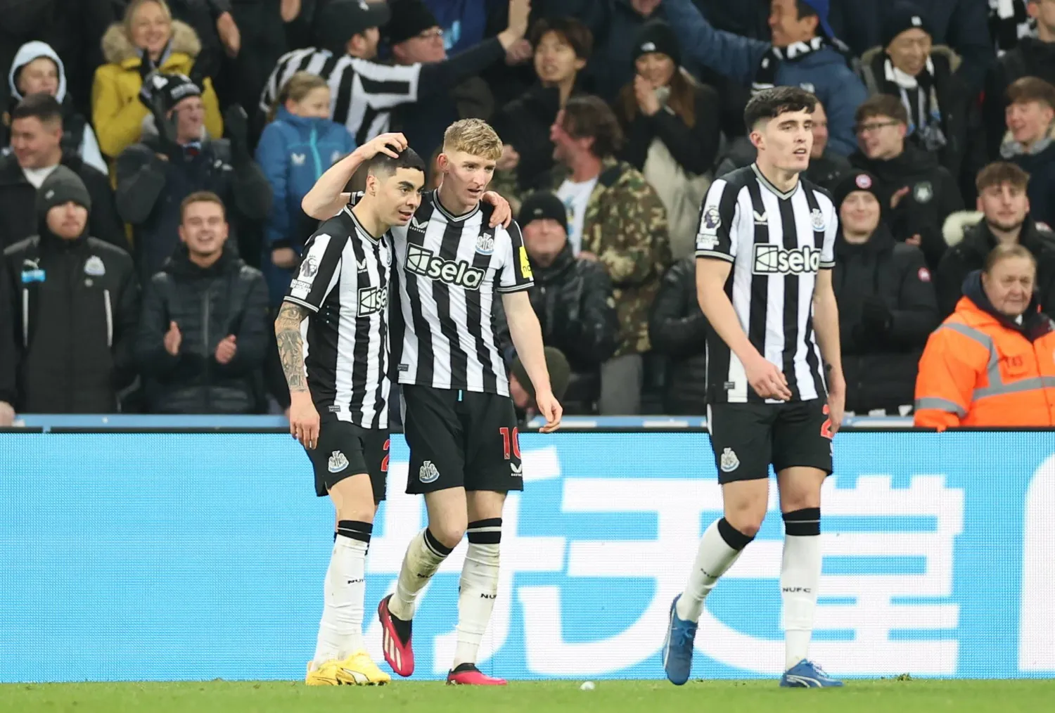لاعبو نادي نيوكاسل خلال احتفالهم بأهدافهم في «البريميرليغ» (إ.ب.أ)
