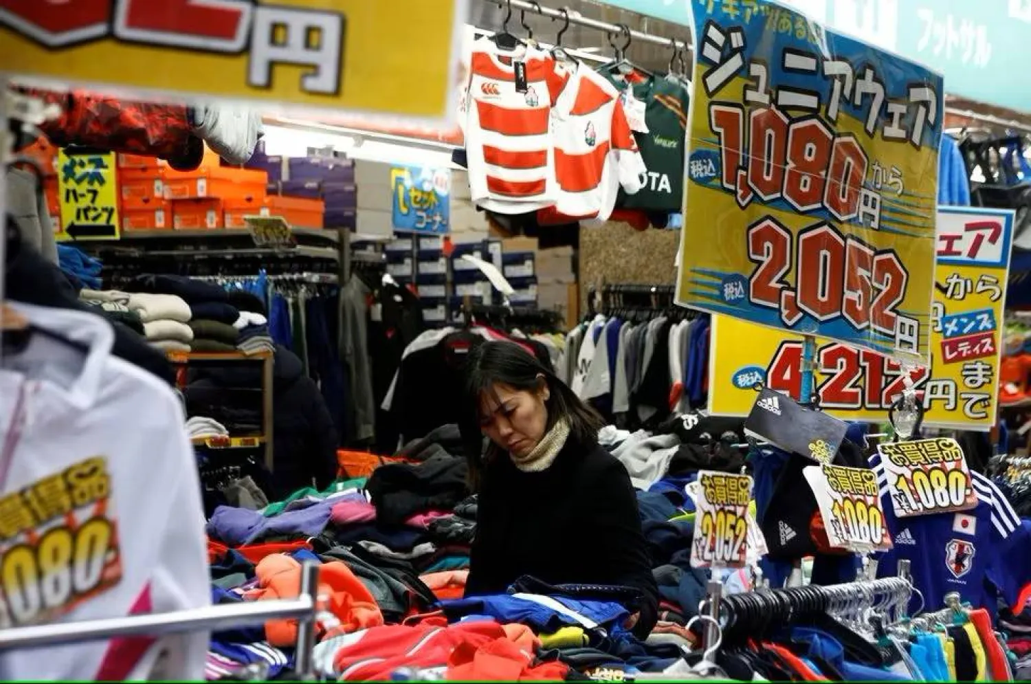 سيدة تتبضع في سوق شعبية وسط العاصمة اليابانية طوكيو (رويترز)