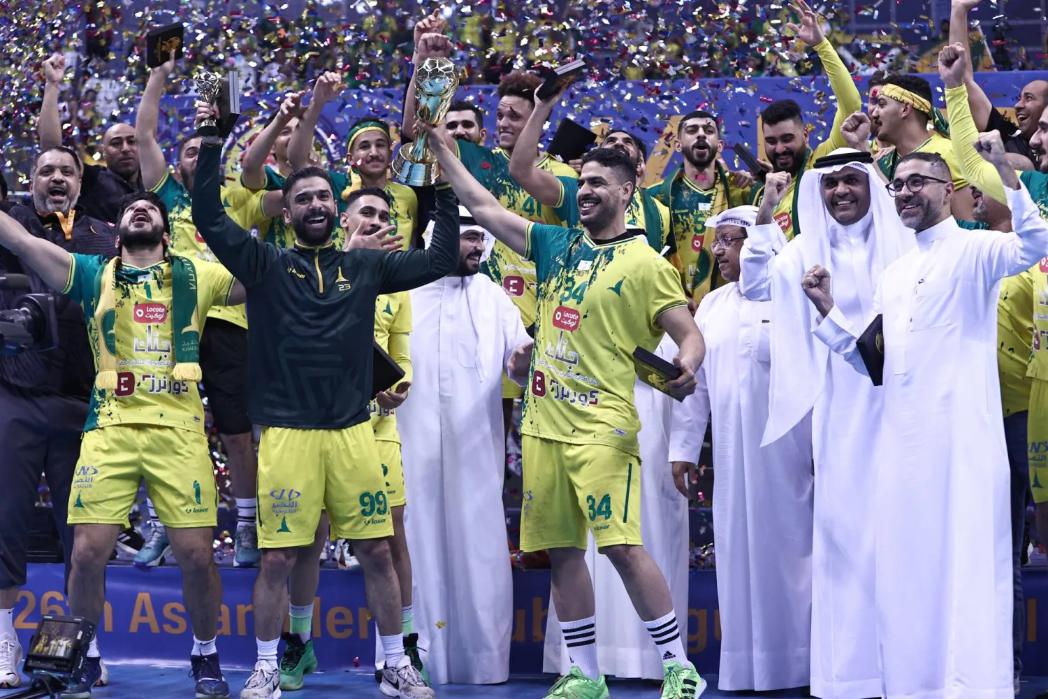 لاعبو الخليج يرفعون كأس البطولة عالياً (تصوير: عيسى الدبيسي)