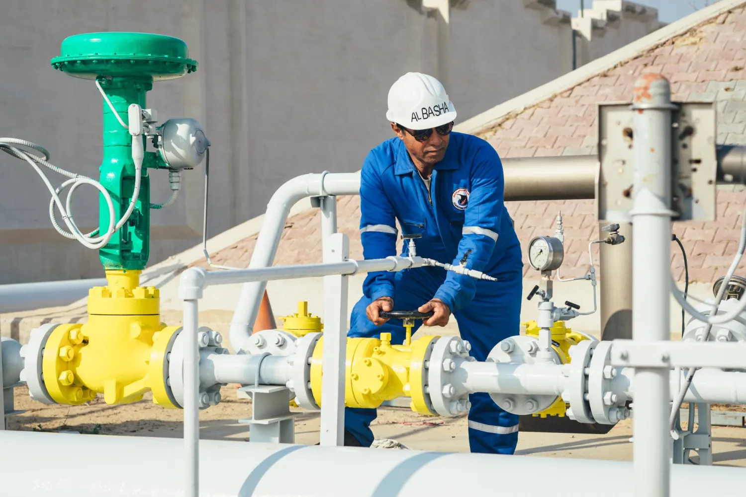 فني يقوم بضبط مقياس الغاز في أحد حقول «دانة غاز» في مصر (من الموقع الإلكتروني لـ«دانة غاز»)