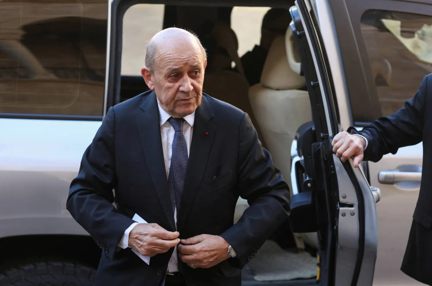 الموفد الرئاسي الفرنسي جان إيف لودريان يصل للقاء ميقاتي في بيروت (رويترز)