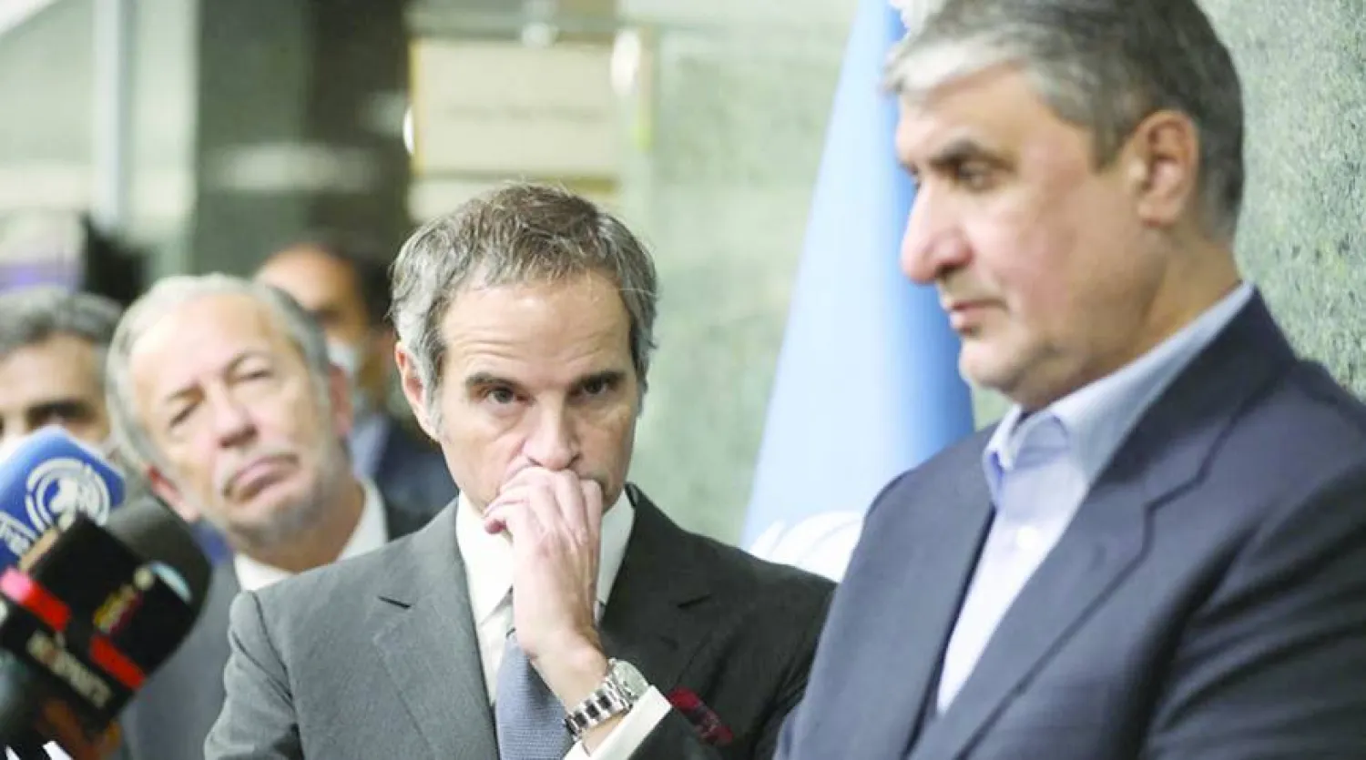 مدير «الطاقة الدولية» رافاييل غروسي ورئيس «الطاقة الذرية» الإيرانية محمد إسلامي خلال مؤتمر صحافي في طهران مارس 2022 (رويترز)