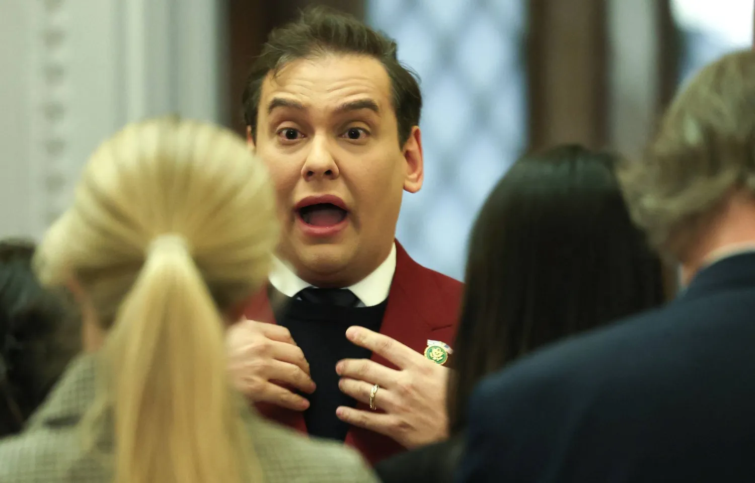 سانتوس يتحدث مع الصحافيين في مبنى الكابيتول في 28 نوفمبر 2023 (أ.ف.ب)