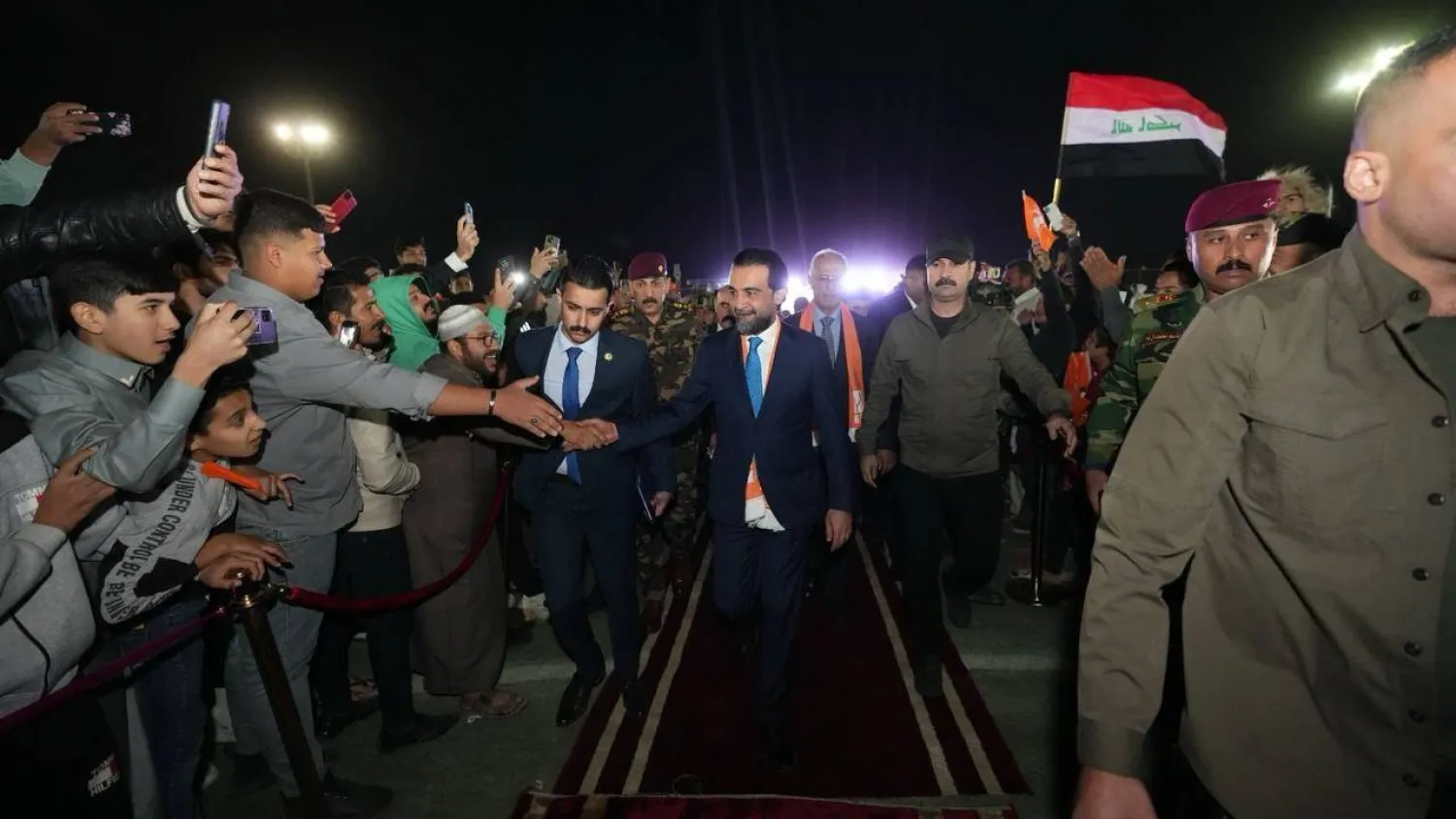 الحلبوسي مع مناصريه خلال تجمع جماهيري في راوة الأربعاء (إكس)