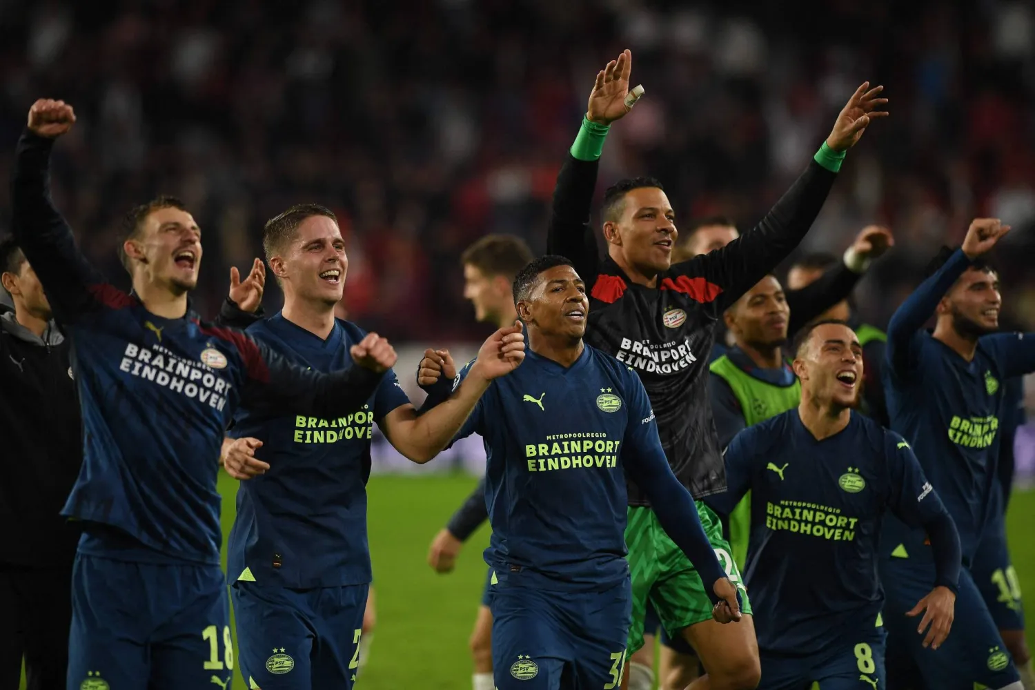 فرحة لاعبي أيندهوفن بمرافقة أرسنال (أ.ف.ب)