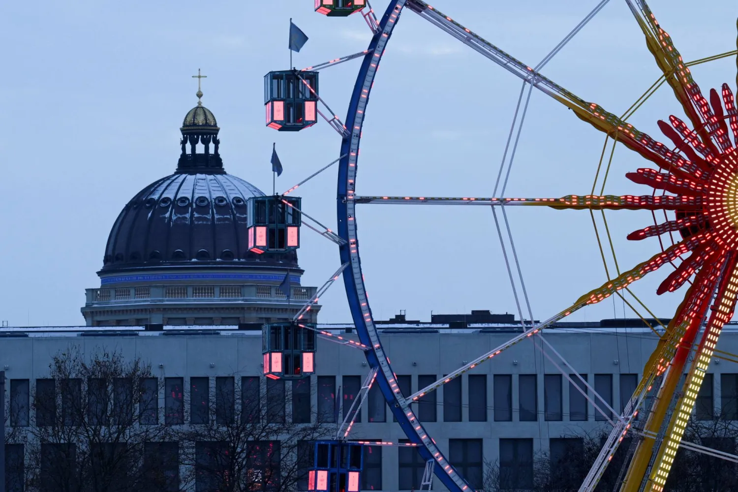 A giant ferris wheel stands on the Christmas market near the Berlin palace in Berlin, Germany November 30, 2023. REUTERS/Annegret Hilse