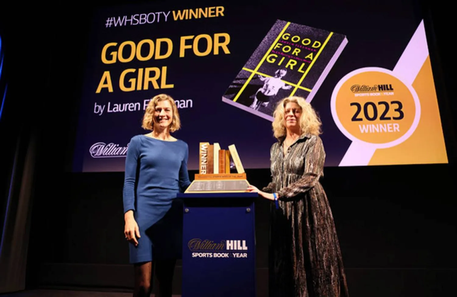 لورين فليشمان خلال تكريمها عقب فوزها بجائزة «أفضل كتاب رياضي لعام 2023» (الشرق الأوسط)