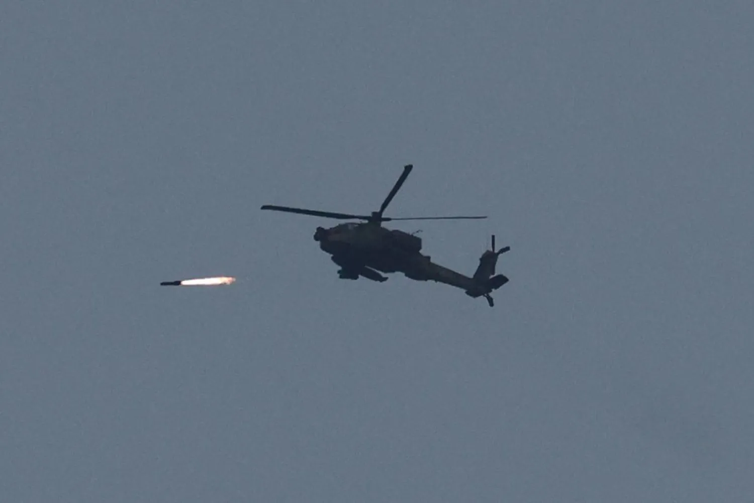 Gazze üzerinde uçan bir İsrail askeri helikopteri (AFP)