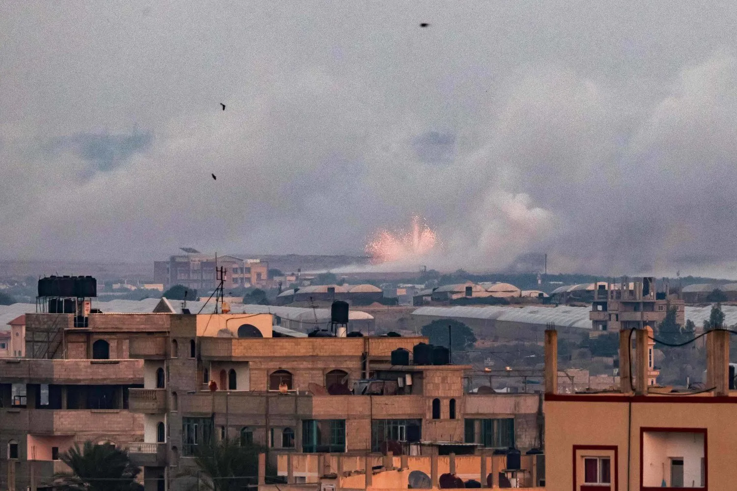 İsrail'in Gazze Şeridi'nin güneyindeki Rafah'a yönelik bombardımanı (AFP)