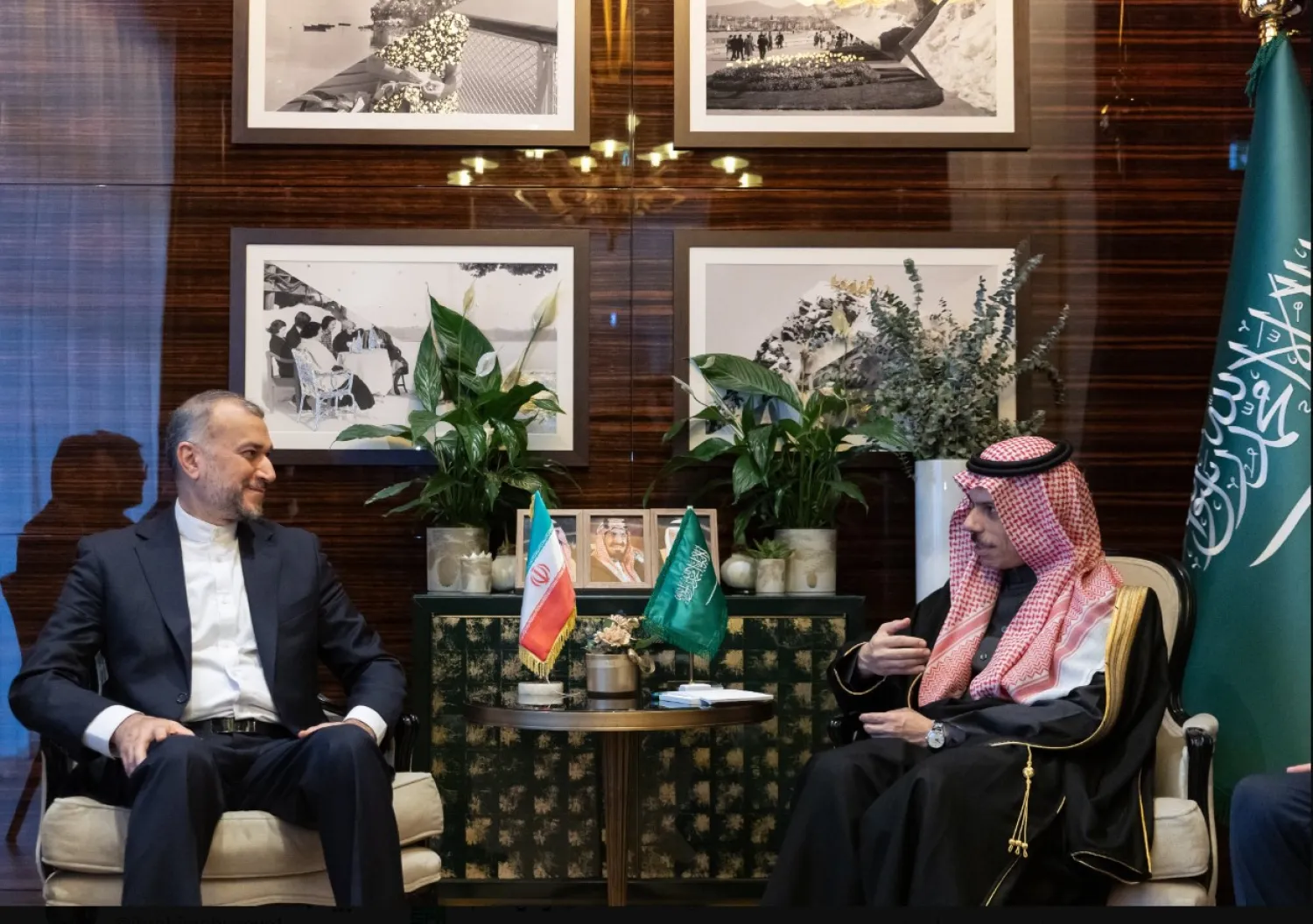 وزير الخارجية السعودي يلتقي وزير الخارجية الإيراني، ويناقشان تطورات الأوضاع في قطاع غزة ومحيطها (واس)