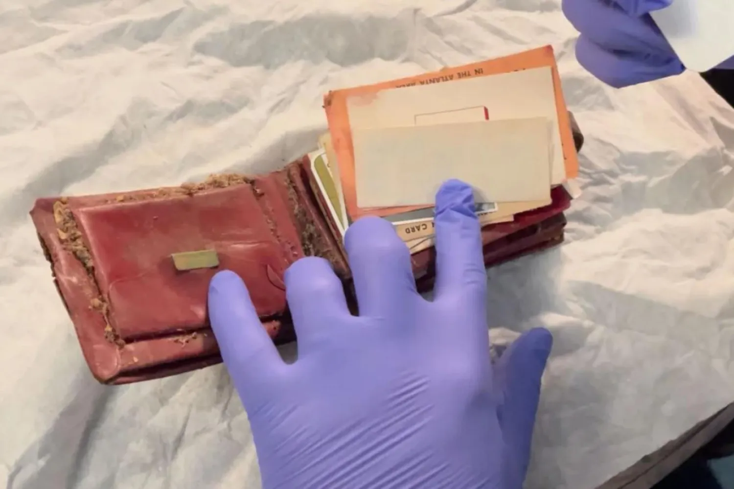 Cüzdanda çok sayıda eski belge ve fotoğraf bulundu (Plaza Sineması)