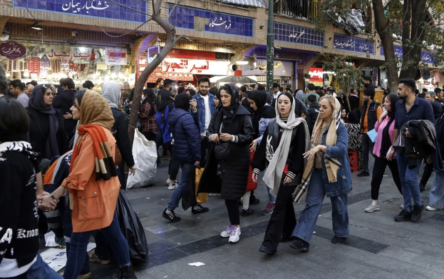 Tahran'daki çarşı, İranlıların en fazla tercih ettiği alışveriş mekanlarının başında geliyor. (EPA)
