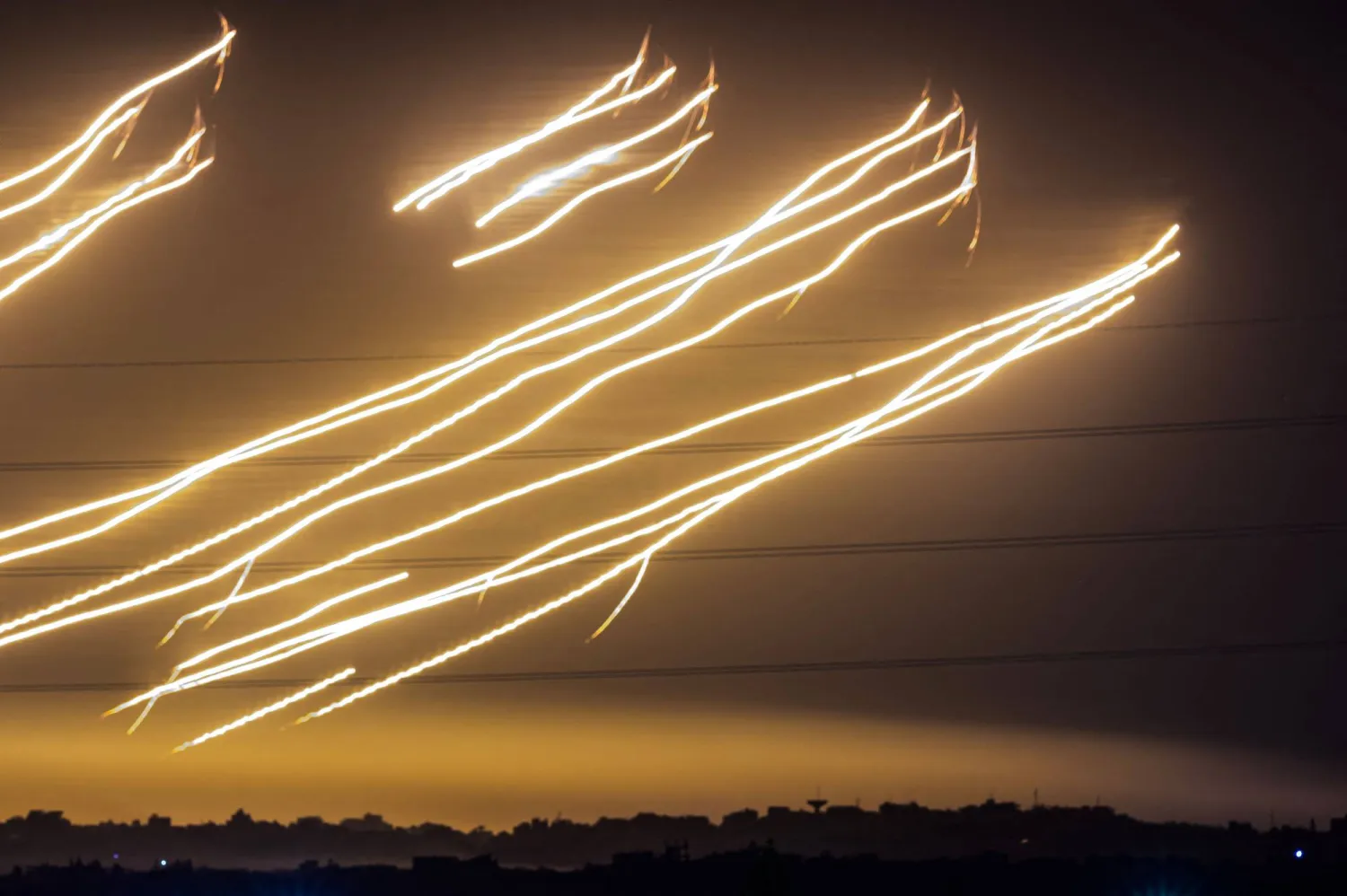 قنابل إسرائيلية مضيئة تتجه فوق شمال غزة (أ.ف.ب)