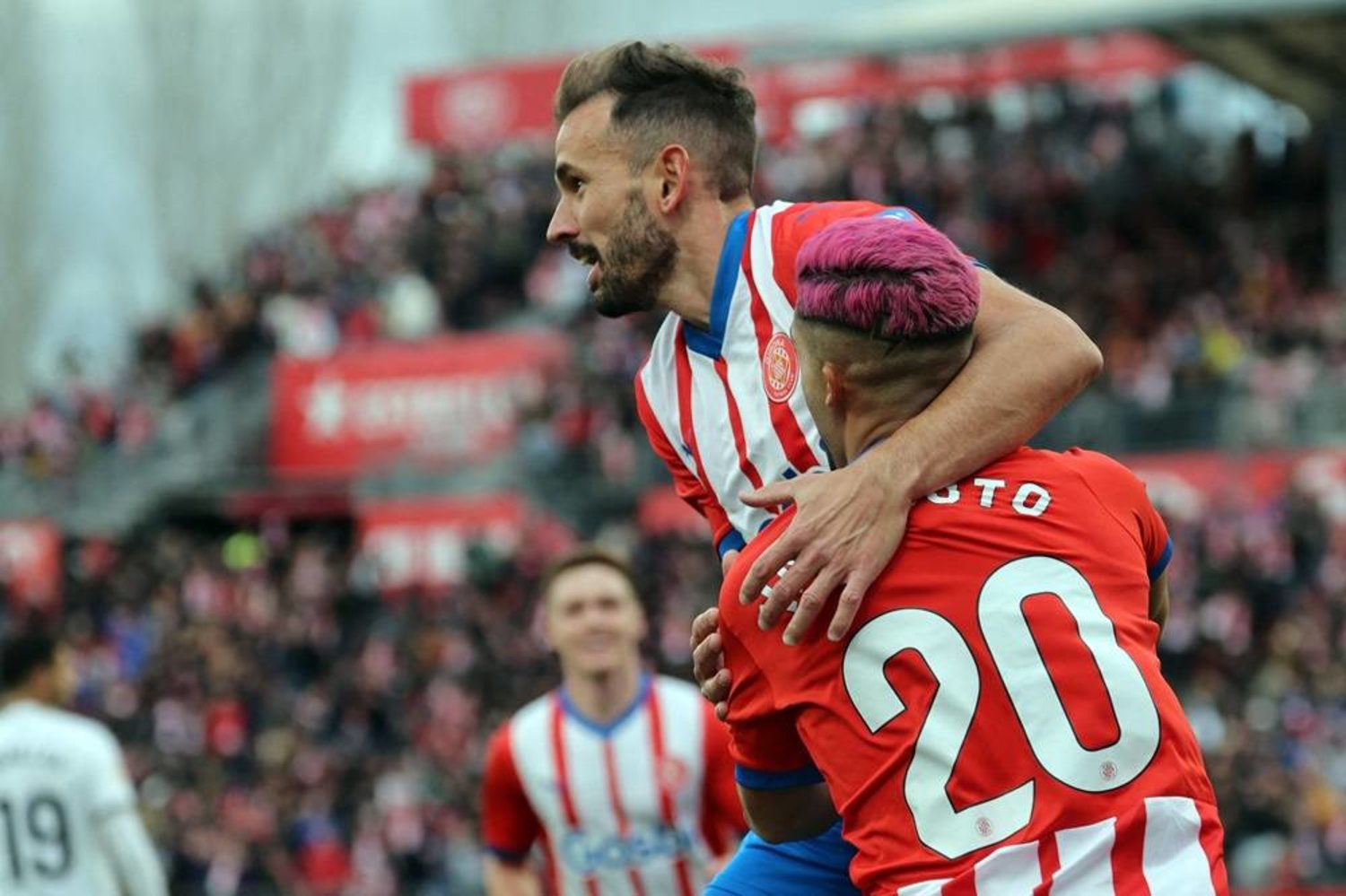 Girona Scores 2 Late Goals to Stun Valencia 2-1 and Regain Lead in Spain