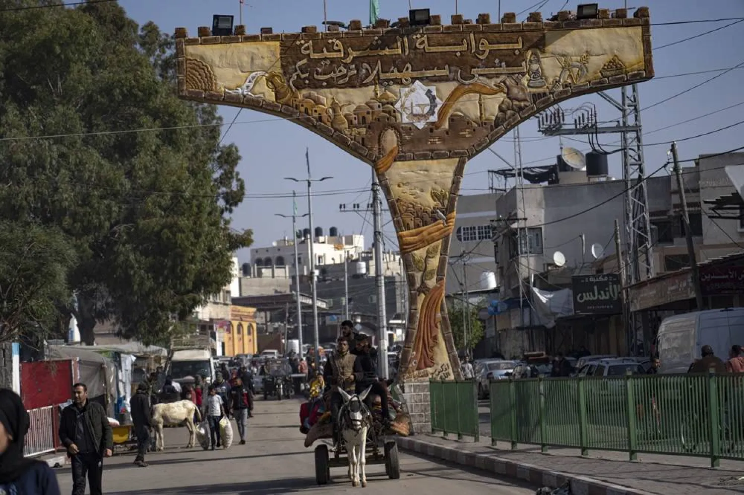  Palestinians flee from east to west of Khan Younis, Gaza Strip, during the ongoing Israeli bombardment, Saturday, Dec. 2, 2023. (AP)