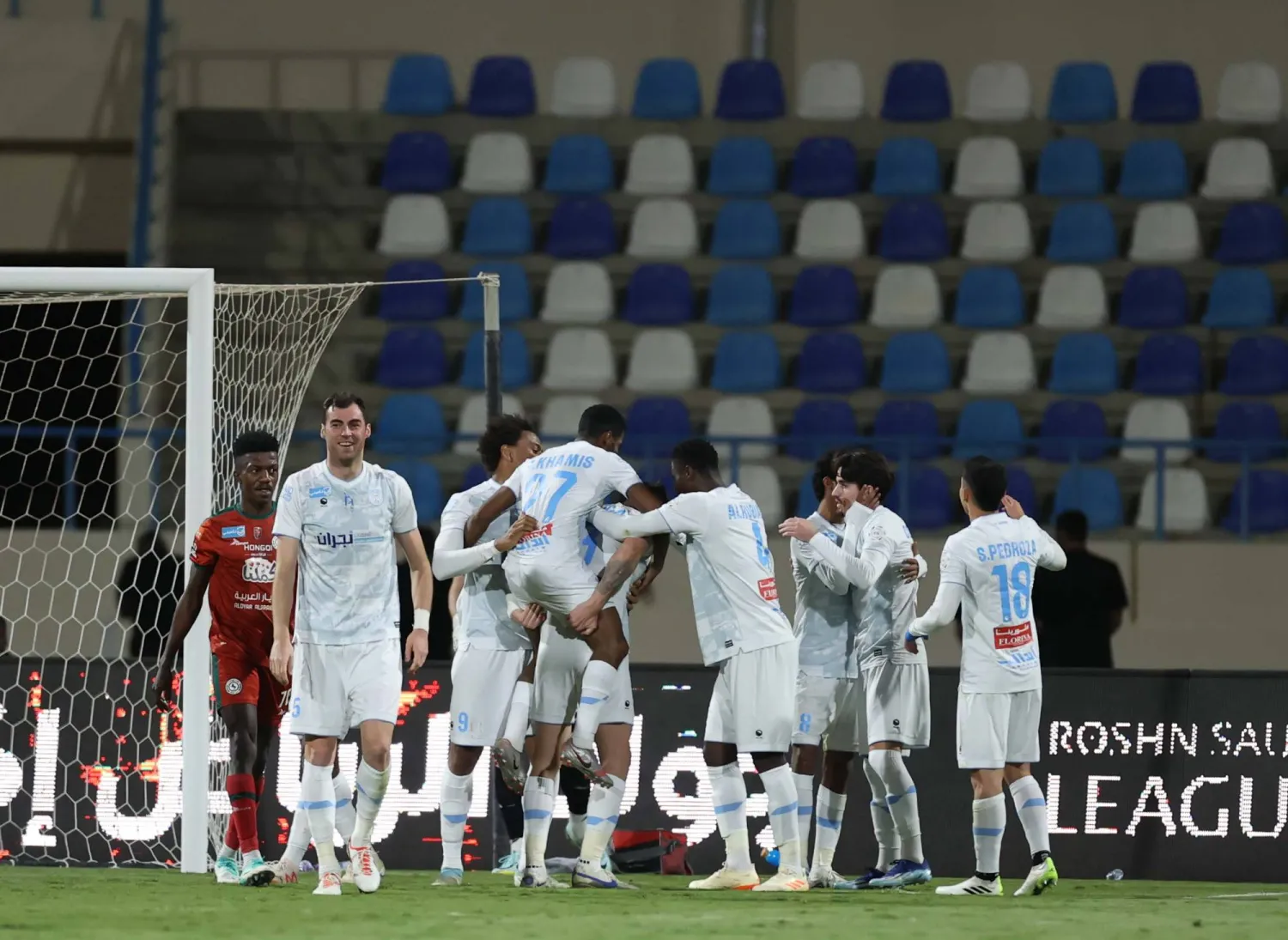 فرحة لاعبي الأخدود بعد هدف الفوز الثمين (تصوير: عدنان مهدلي)