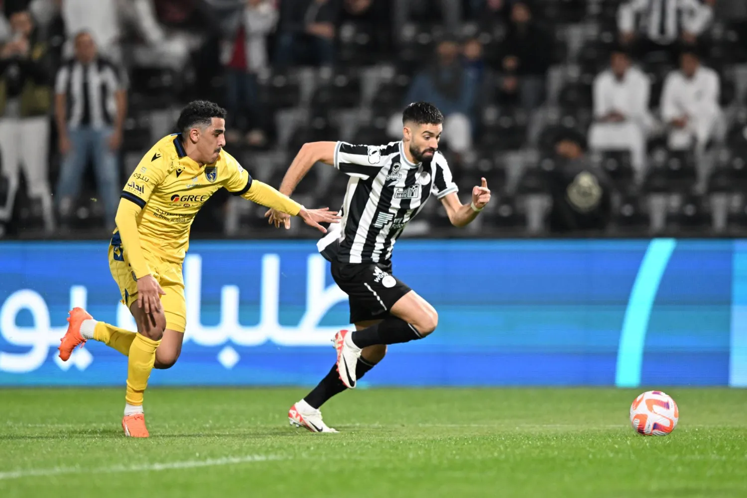 كاراسكو يقود هجمة شبابية ضد مرمى التعاون (تصوير: عبد الرحمن السالم)