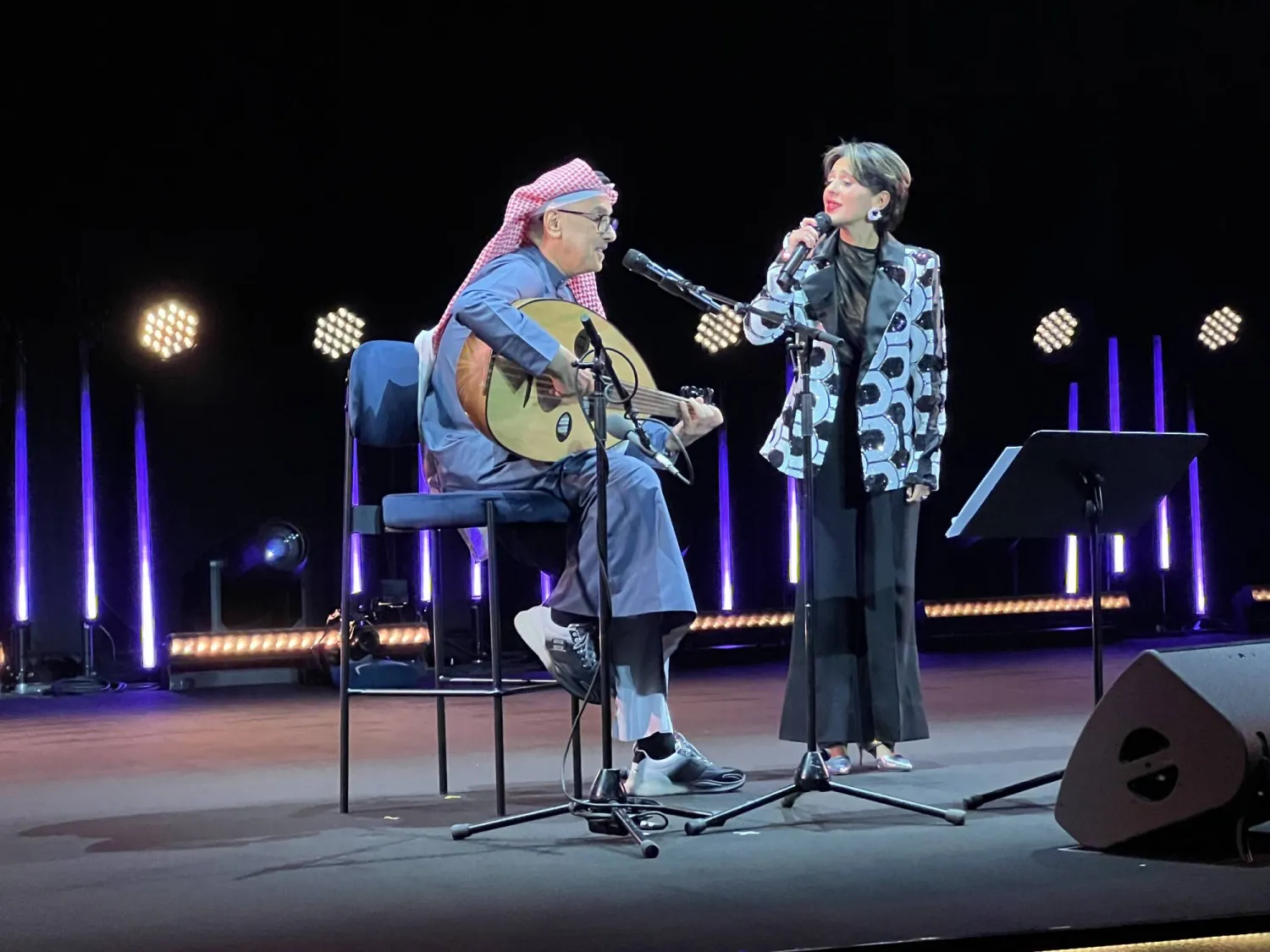 خالد الشيخ يغني مع ابنته سماوة أشهر أغانيه بعد عرض فيلمه (الشرق الأوسط)