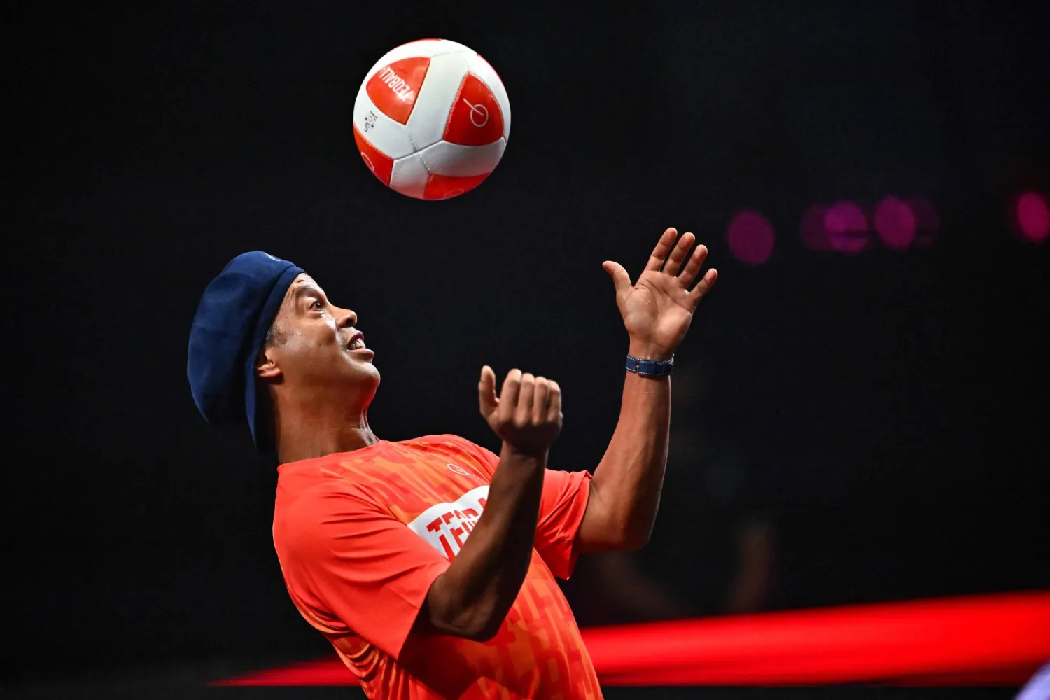 النجم البرازيلي السابق رونالدينيو (أ.ف.ب)