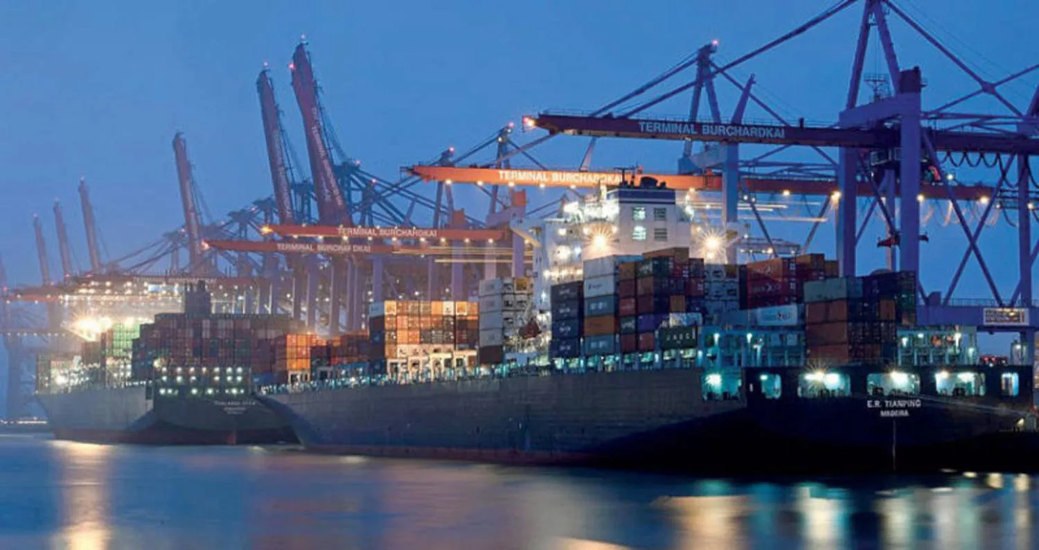 سفن حاويات في أحد الموانئ التجارية بألمانيا (رويترز)