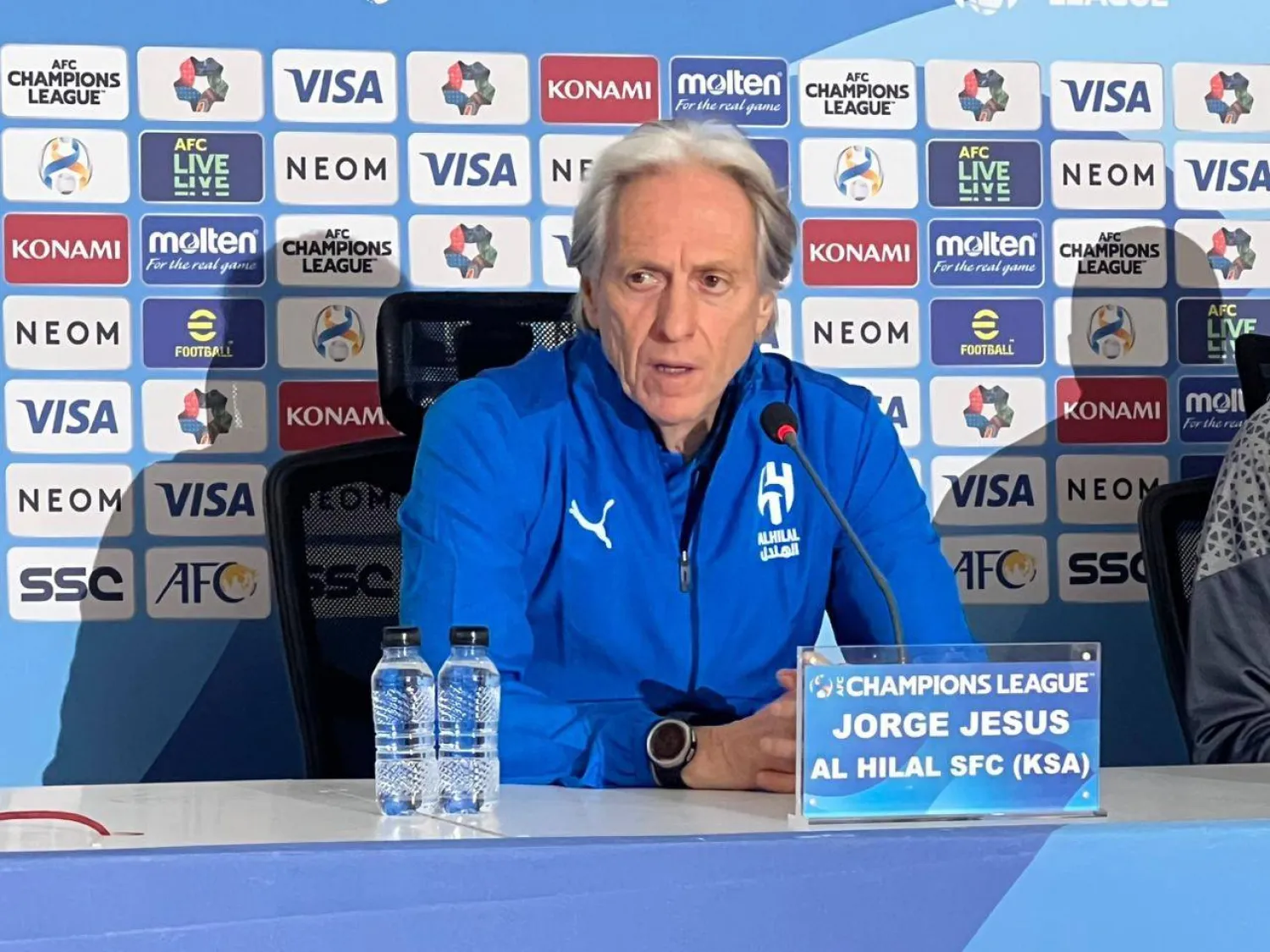 خيسوس مدرب الهلال في المؤتمر الصحافي (الشرق الأوسط)