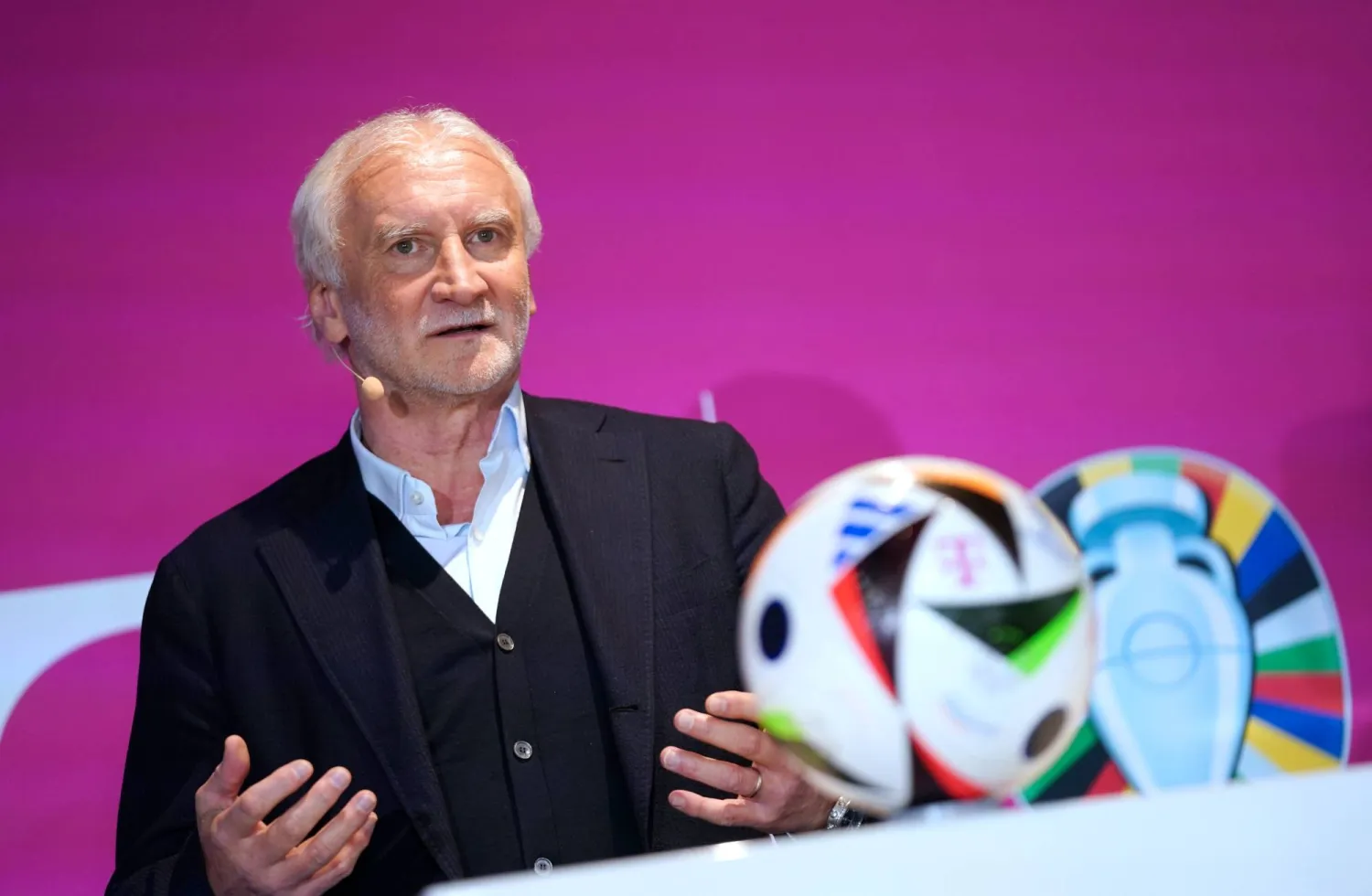 رودي فولر خلال مراسم قرعة كأس أمم أوروبا لكرة القدم (د.ب.أ)