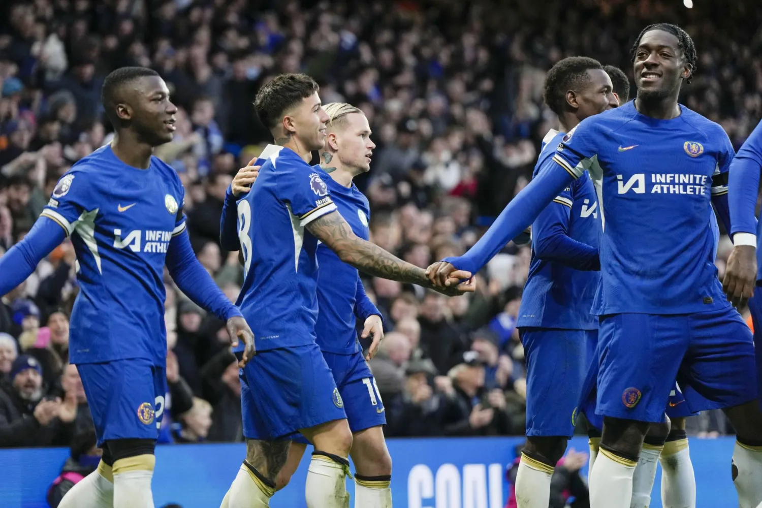 فرحة لاعبي تشيلسي بهدفهم الثالث على برايتون عن طريق إنزو فرنانديز في «الدوري الإنجليزي» (أ.ب)