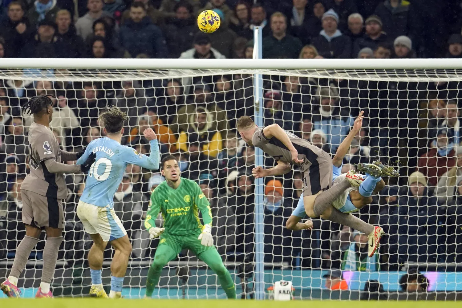 كولوسيفسكي لاعب توتنهام لدى تسجيله هدف التعادل برأسية مثيرة (أ.ب)