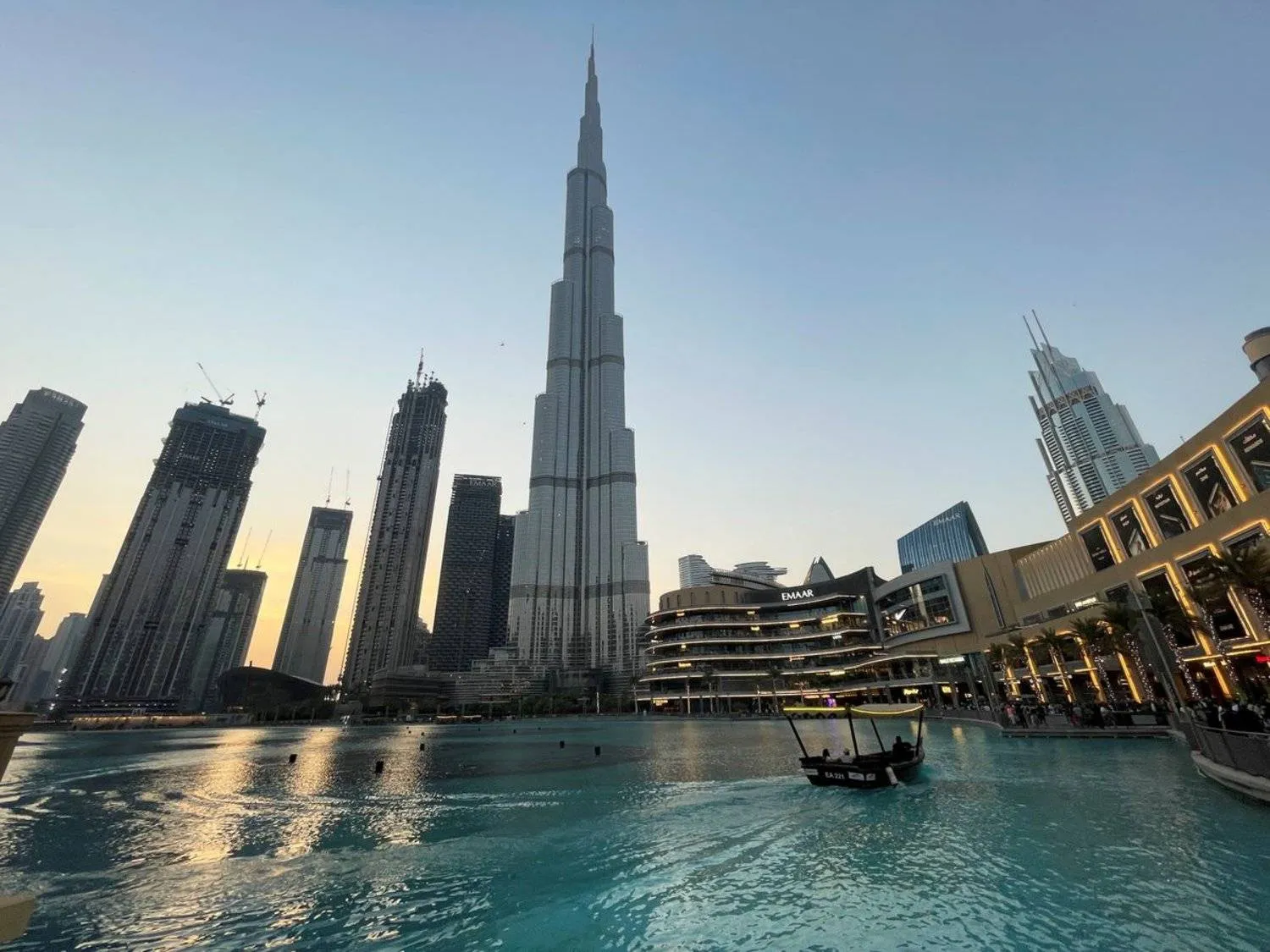 General view of the Burj Khalifa and the downtown skyline in Dubai, United Arab Emirates, September 30, 2021. REUTERS/Mohammed Salem/File Photo
