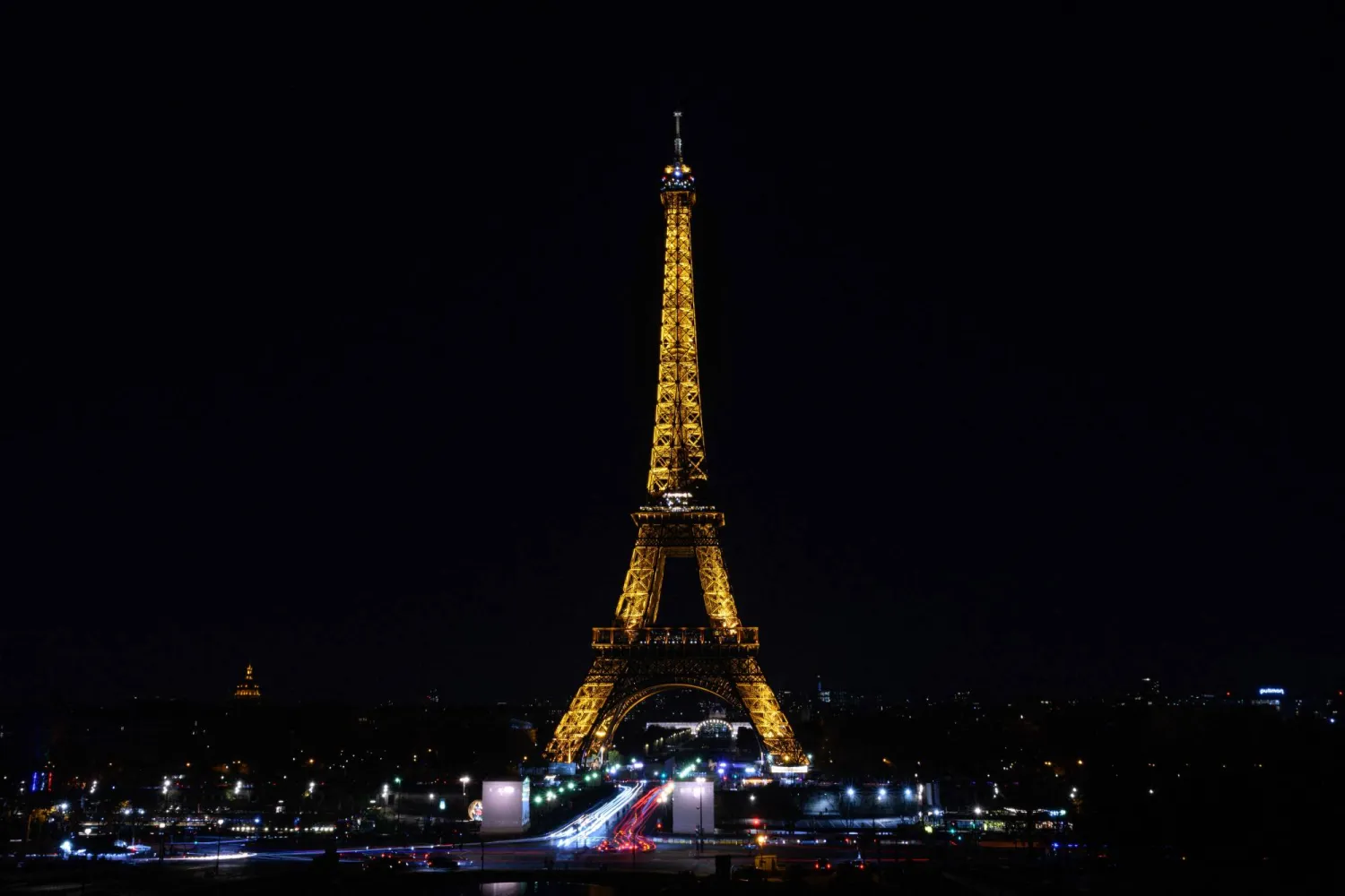 This long exposure photograph taken on December 2, 2023, shows a general view of the Eiffel tower in central Paris. (Photo by MIGUEL MEDINA / AFP)
