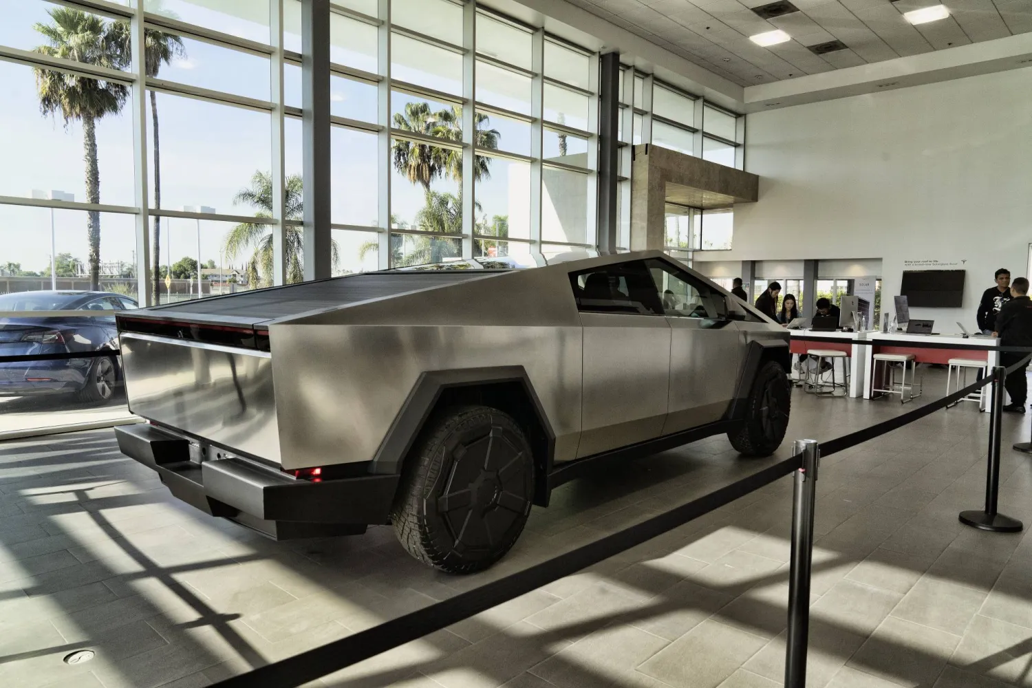 سيارة «Tesla Cybertruck» تُعرَض بصالة عرض لـ«تسلا» في بوينا بارك، كاليفورنيا (أ.ب)