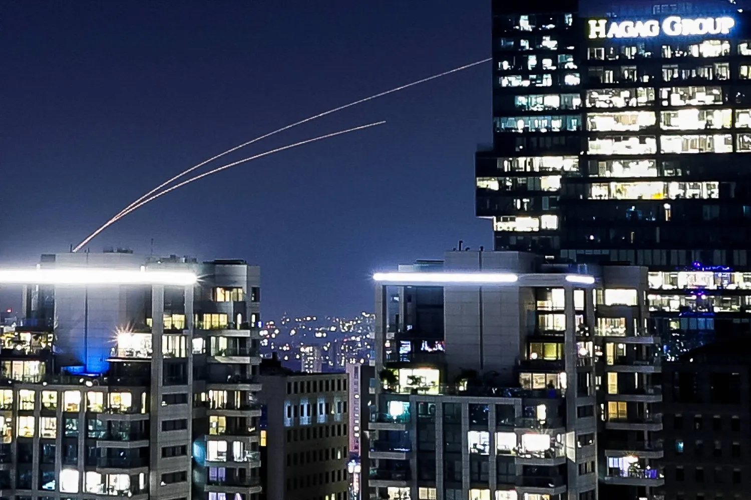 اعتراض صواريخ جرى إطلاقها من قطاع غزة بعد انتهاء الهدنة المؤقتة بين إسرائيل وحركة «حماس»، في هذه الصورة من تل أبيب، إسرائيل، 1 ديسمبر 2023 (رويترز)