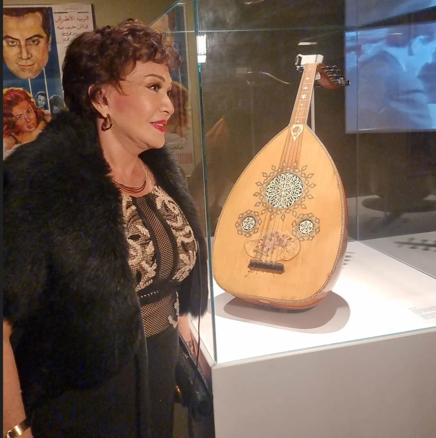 الفنانة المصرية لبلبة تقف بجوار عود فريد الأطرش (الشرق الأوسط)