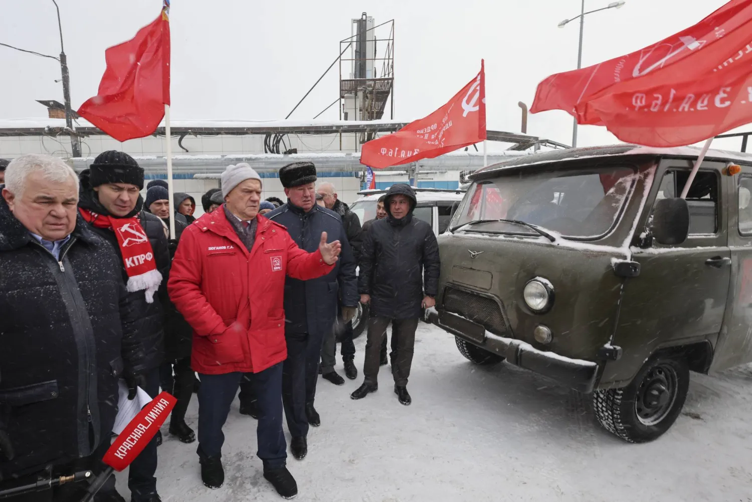 زعيم الحزب الشيوعي الروسي غينادي زيوغانوف يفحص مركبات «UAZ» للطرق الوعرة قبل إرسال قافلة مساعدات جمعها الحزب للجيش الروسي وسكان المناطق التي ضمتها روسيا في أوكرانيا قرب موسكو الاثنين (إ.ب.أ)