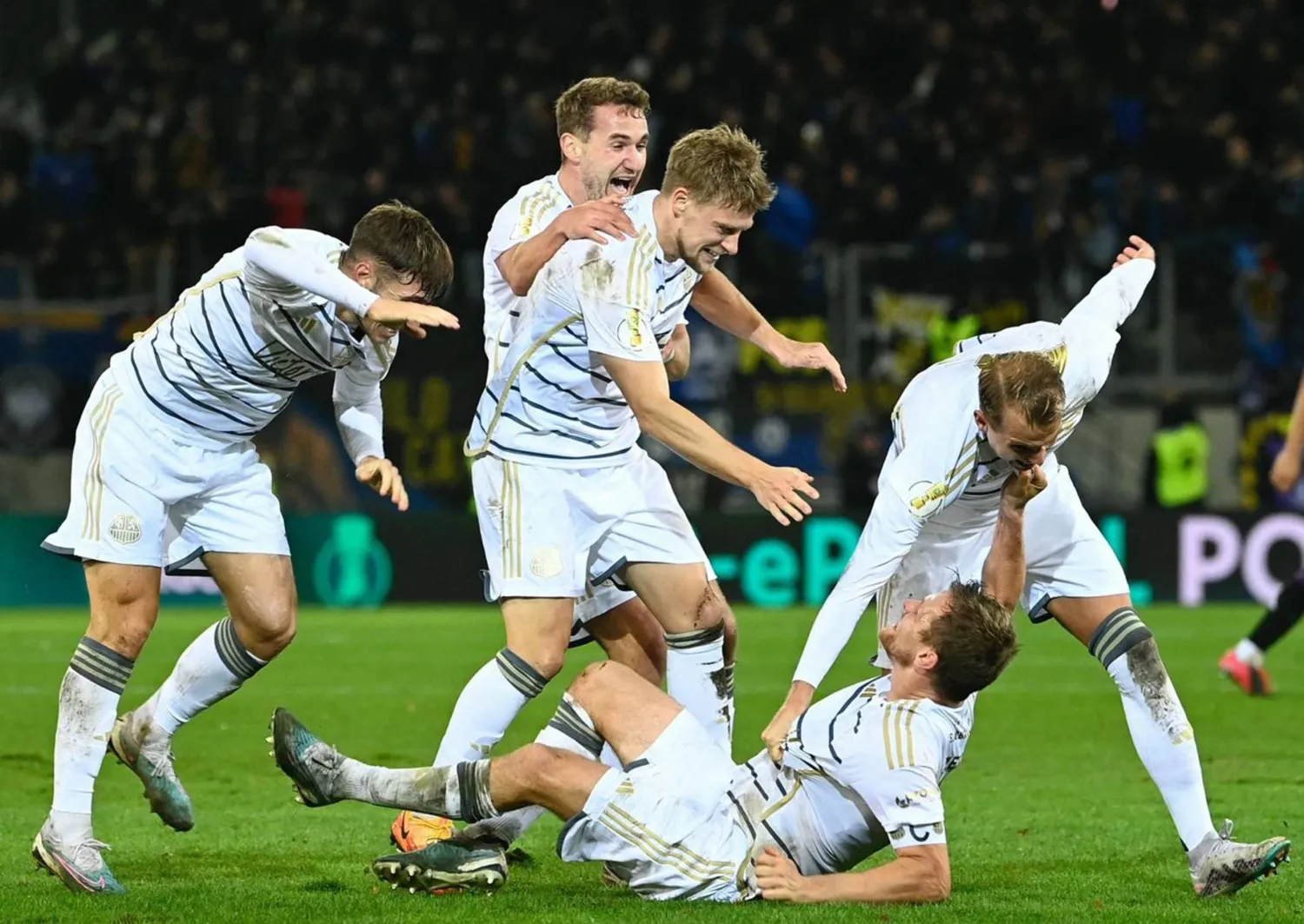 جانب من فرحة لاعبي ساربروكن بعد إقصاء بايرن ميونيخ من بطولة كأس ألمانيا (الشرق الأوسط)