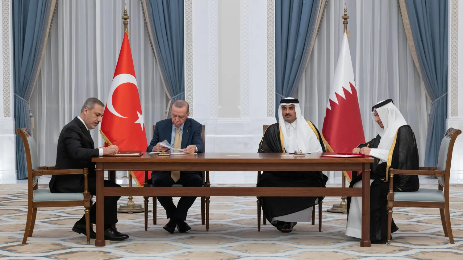 أمير قطر تميم بن حمد آل ثاني والرئيس التركي طيب رجب إردوغان يشهدان التوقيع على اتفاقيات ومذكرات تفاهم في الدوحة (الديوان الأميري)