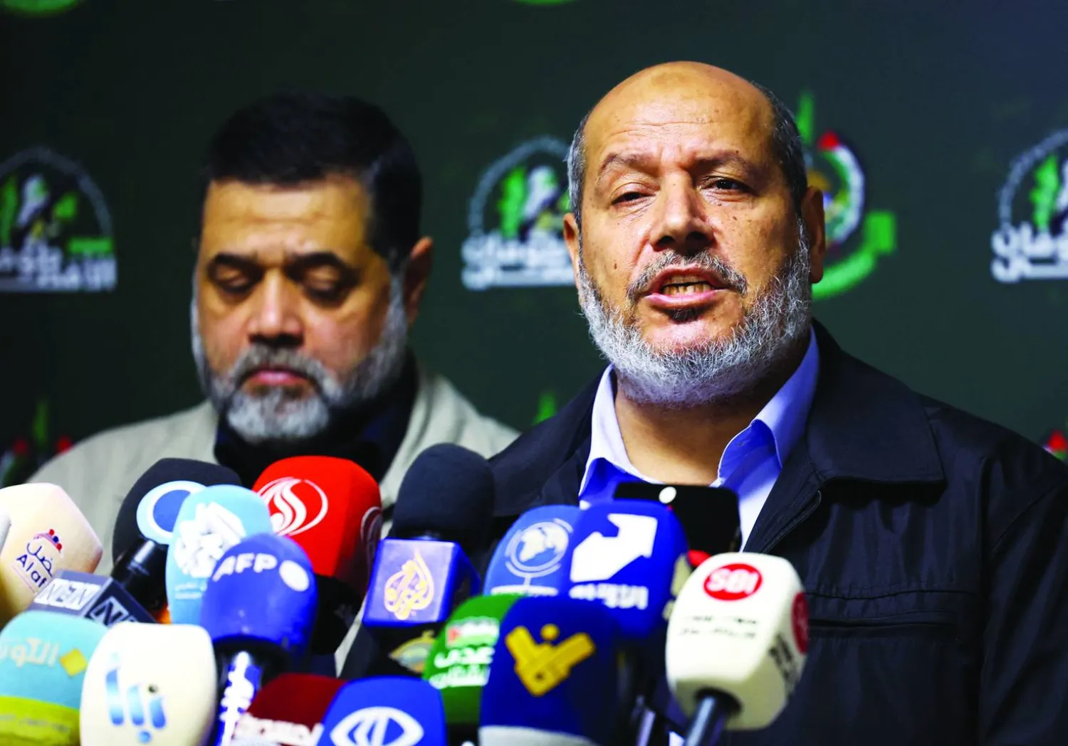 
نائب رئيس «حماس» في غزة خليل الحية وممثلها في لبنان أسامة حمدان يتحدثان إلى الصحافيين في بيروت يوم 22 نوفمبر (رويترز)