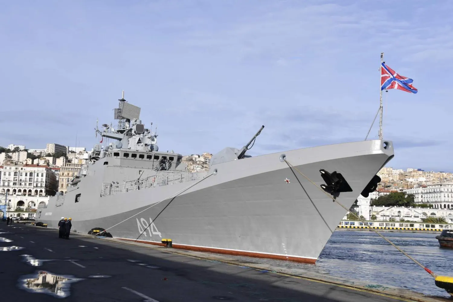 الفرقاطة الروسية لدى وصولها ميناء الجزائر (وزارة الدفاع الجزائرية)