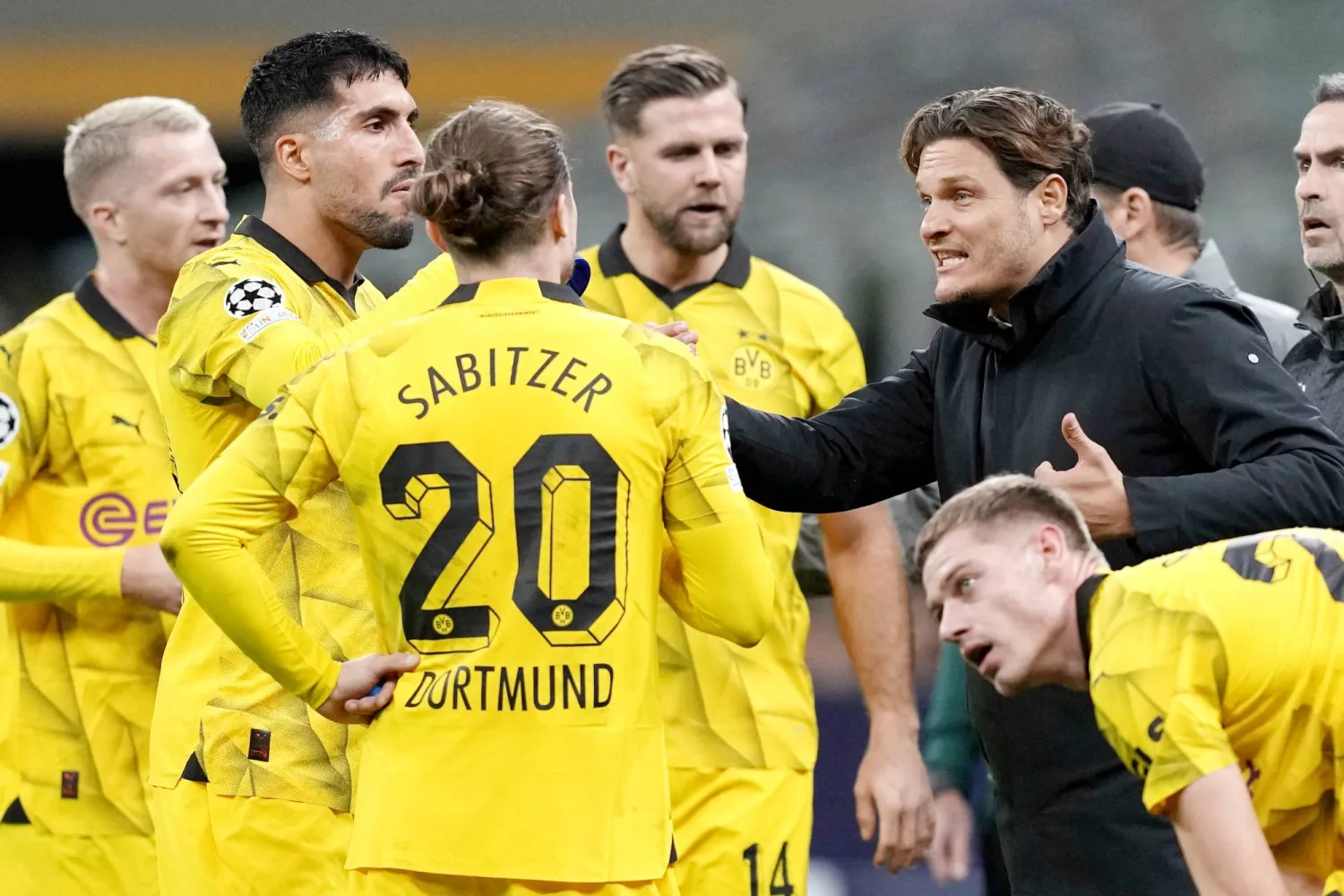 إيدين ترزيتش مدرب بوروسيا دورتموند مجتمعاً بلاعبيه في إحدى المواجهات بالدوري الألماني (أ.ب)