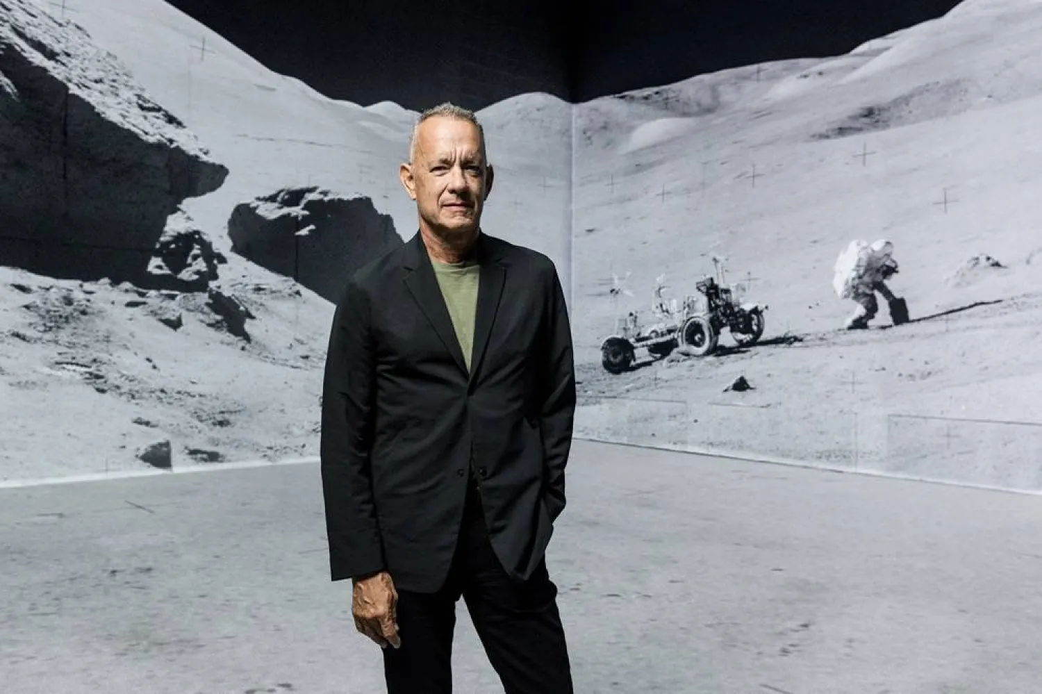  Tom Hanks poses at "The Moonwalkers: A Journey With Tom Hanks" immersive show at the Lightroom venue in London, Britain in this undated handout photo obtained by Reuters on December 5, 2023. (Justin Sutcliffe/Lightroom/Handout via Reuters)